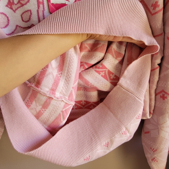 Brand New Pink BARBIE Logo Women's Sweater Top Size Medium 2024 Mattel - Picture 5 of 11